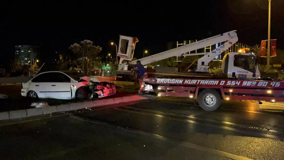 Eskişehir’de otomobil refüje çıkarak aydınlatma direğine çarptı: 3 yaralı