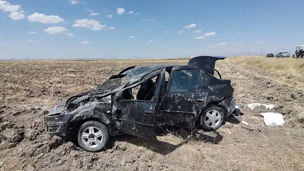 Muş’ta otomobil, tarlaya devrildi: Sürücü öldü!