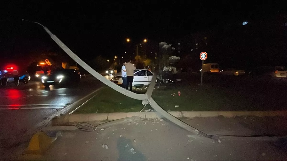 Odunpazarı’nda aydınlatma direğine çarpan araçtaki 3 kişi hastaneye kaldırıldı