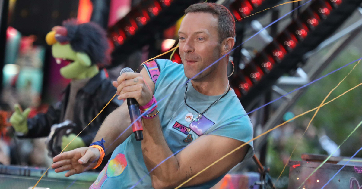 Coldplay solisti Chris Martin sahneden düştü