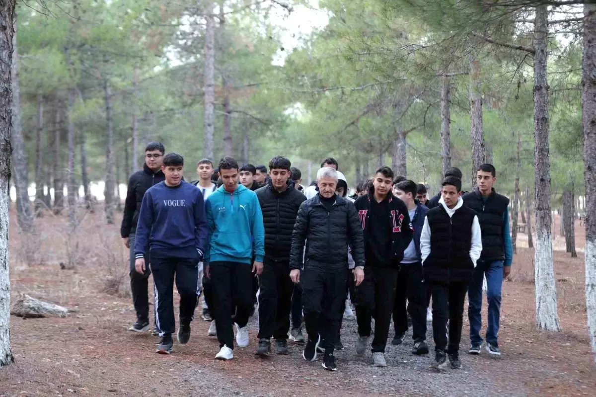 Başkan Tahmazoğlu, Gençlerle Yürüyüş Yaparak Sporun Önemi Üzerine Konuştu