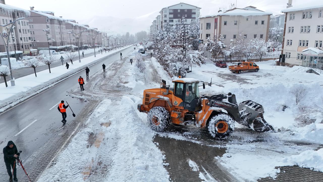 Bitlis’te biriken kar kamyonlarla şehir dışına taşındı