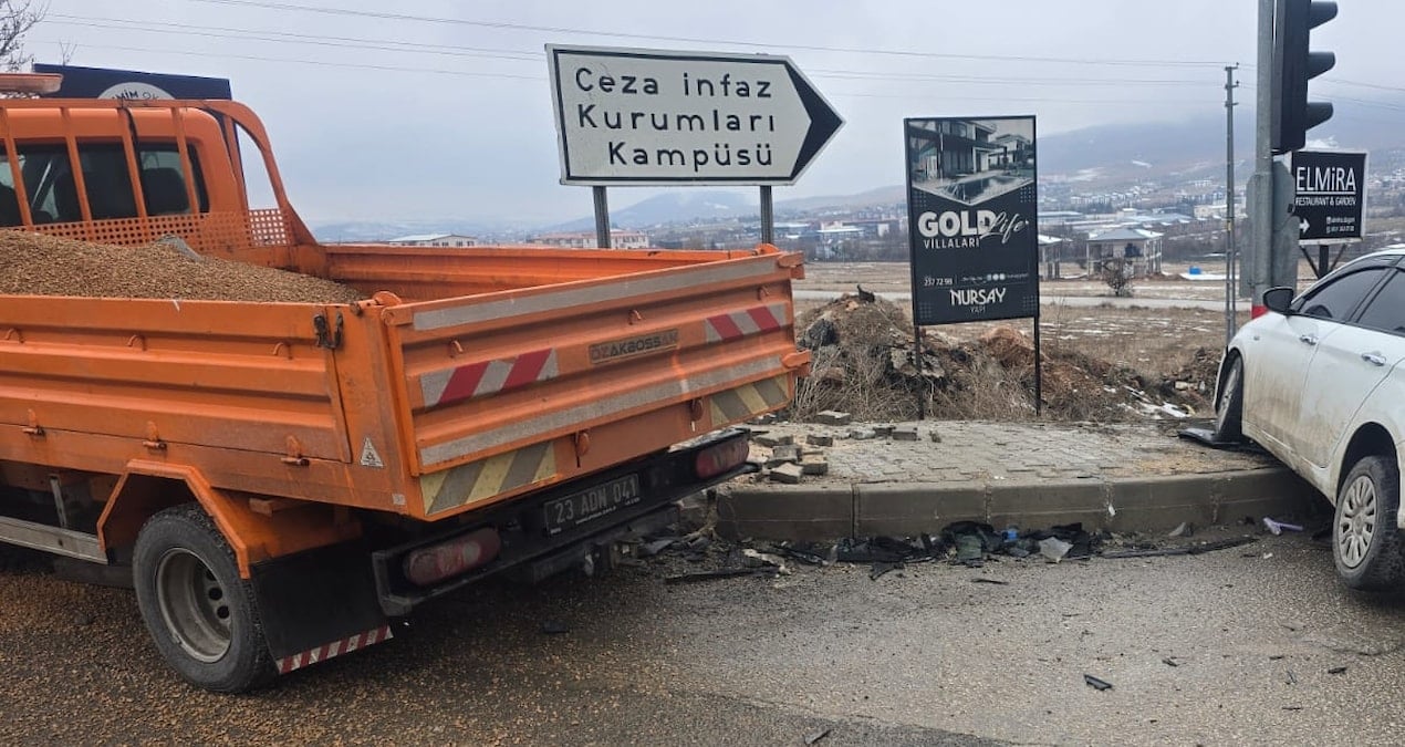 Elazığ’da otomobil ile kamyonet çarpıştı: Yaralılar var