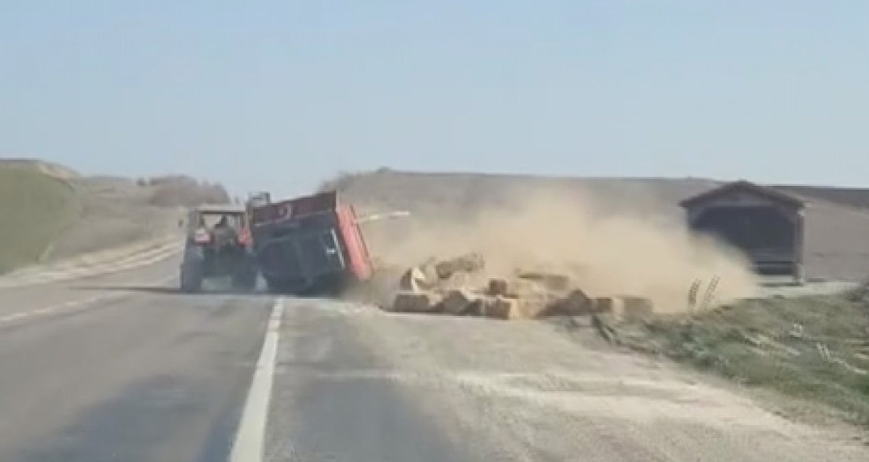 Fazla saman balyası yüklenen traktörün römorku böyle devrildi