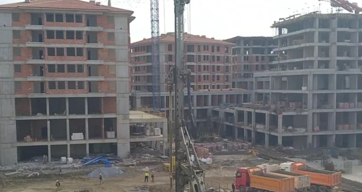 İnşaatta korkunç anlar: İşçinin üzerine inşaat kalıbı düştü