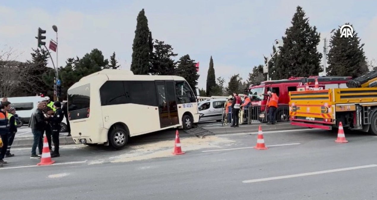 İstanbul’da minibüs şoförünün bacağına bariyer saplandı