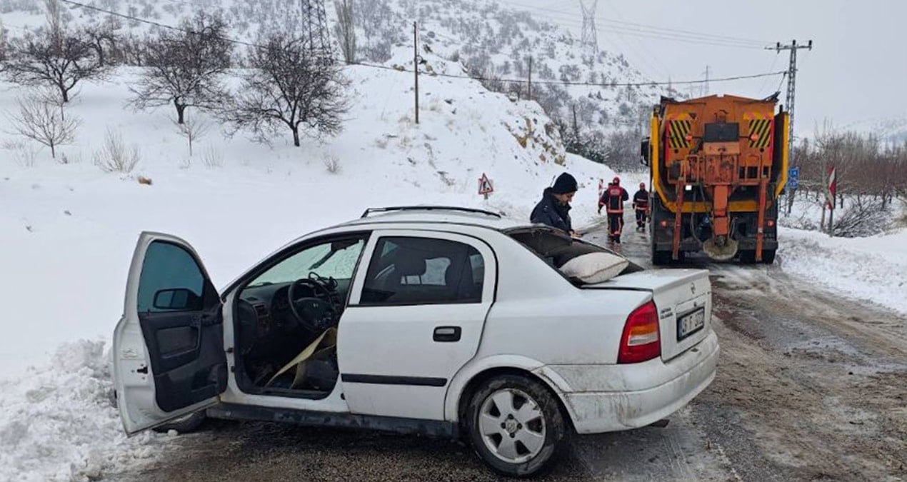 Malatya’da otomobil tuzlama kamyonuna çarptı: Ölü ve yaralı var