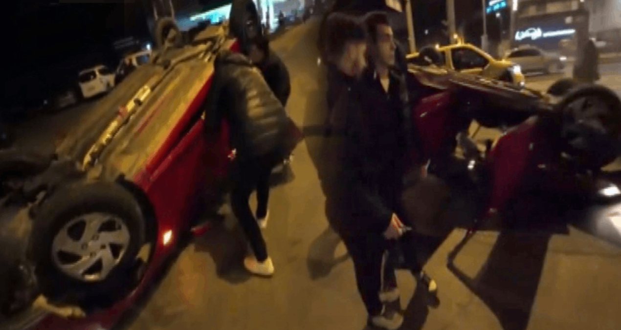 Avcılar’da takla atan otomobilden böyle çıktılar