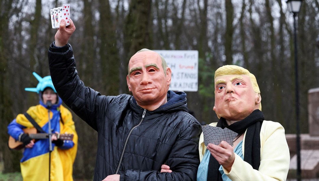 Ukraynalılar ABD Büyükelçiliği önünde Trump’ı protesto etti