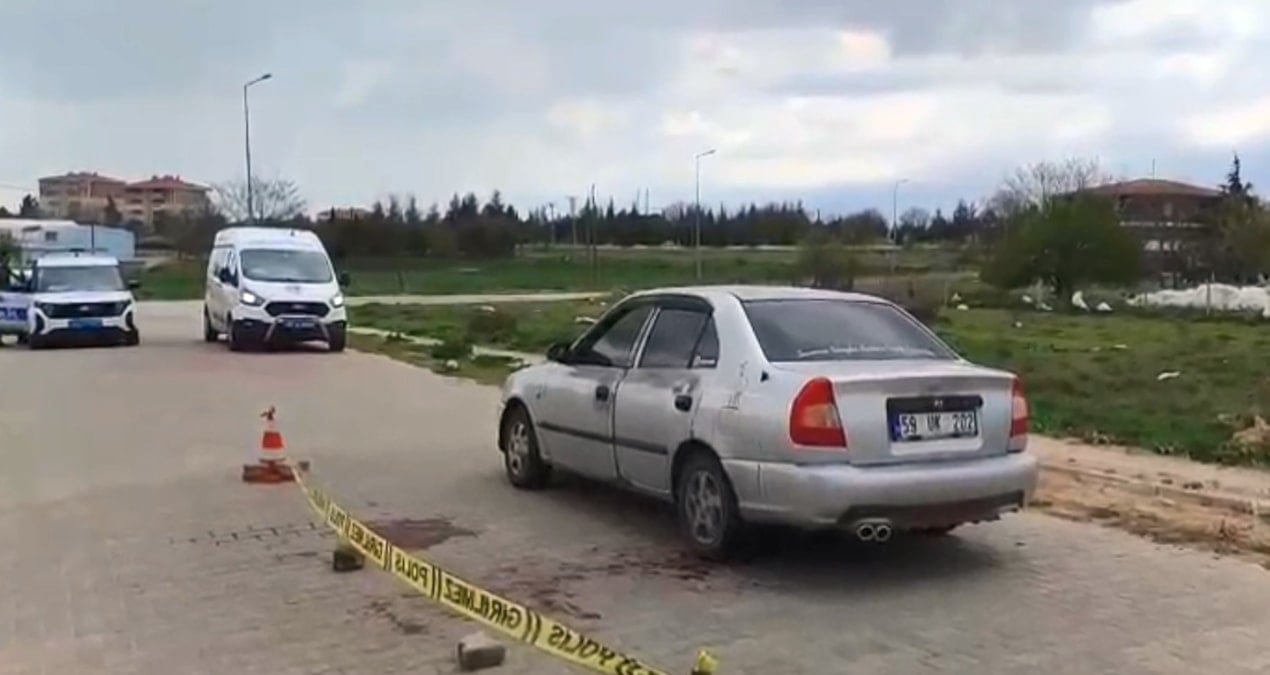 Araba kullanırken cinnet geçirdi arkadaşını boğazından bıçakladı