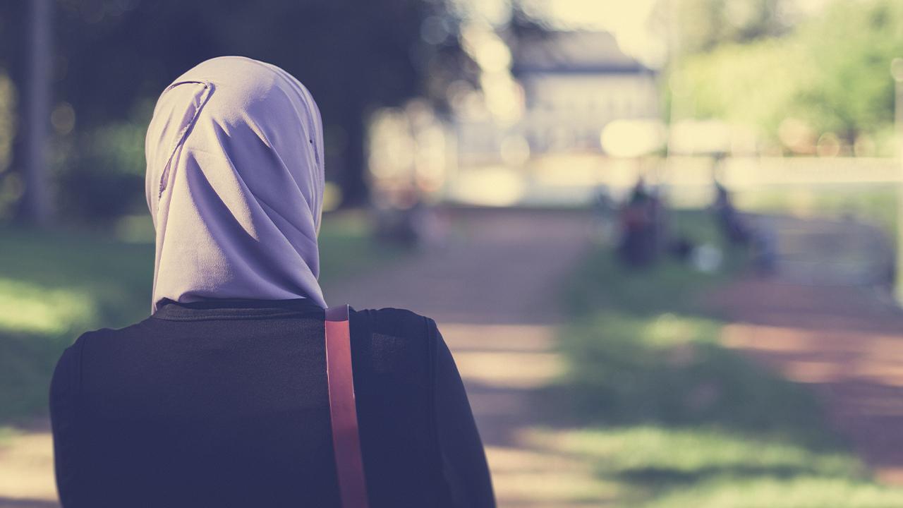 Başörtülülere hakaret ettiği iddia edilen akademisyen görevden uzaklaştırıldı
